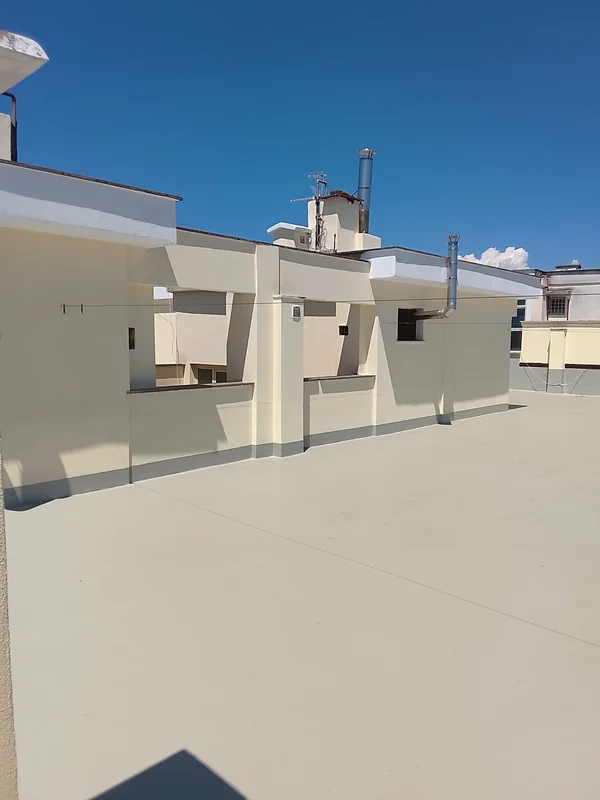 Vista della copertura e della fascia di raccordo alla base delle pareti dei locali tecnici.