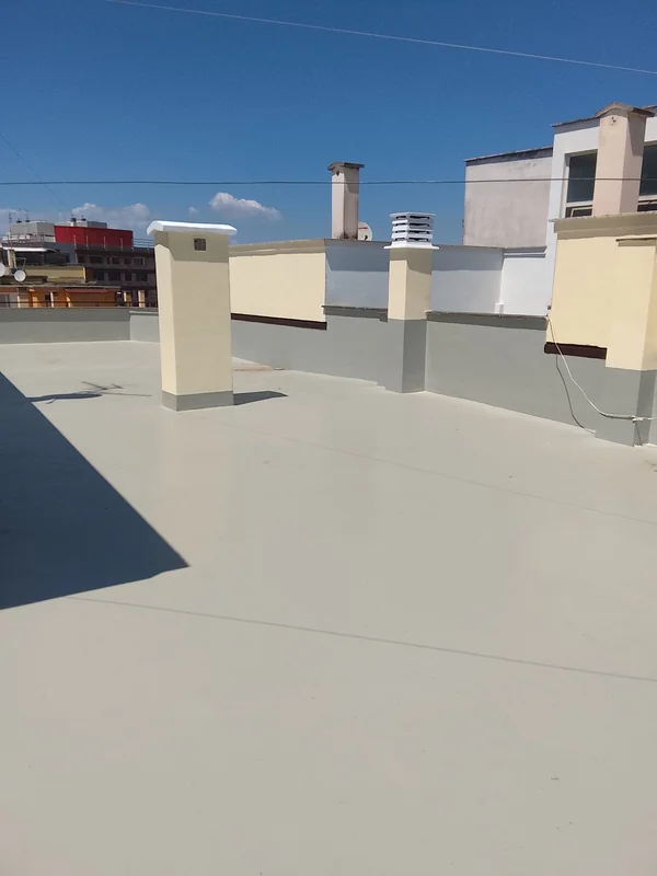 Copertura piana e raccordi alla base dei comignoli e delle pareti perimetrali.