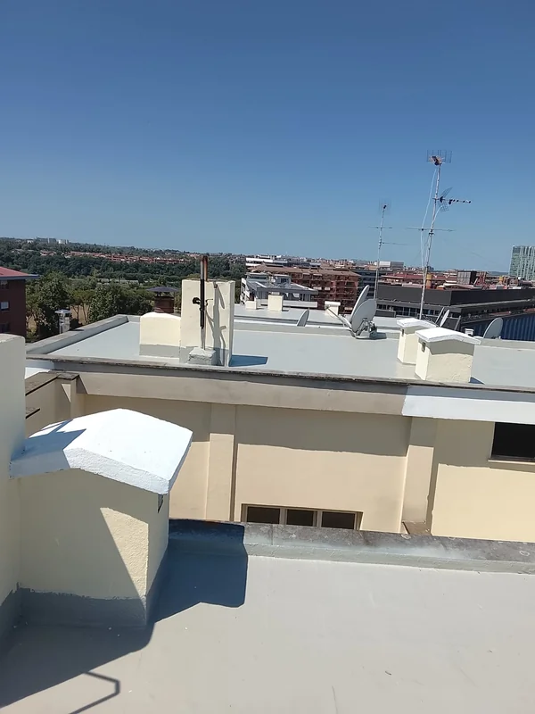 Vista dall’alto delle superfici di copertura e dei locali tecnici dell’edificio.