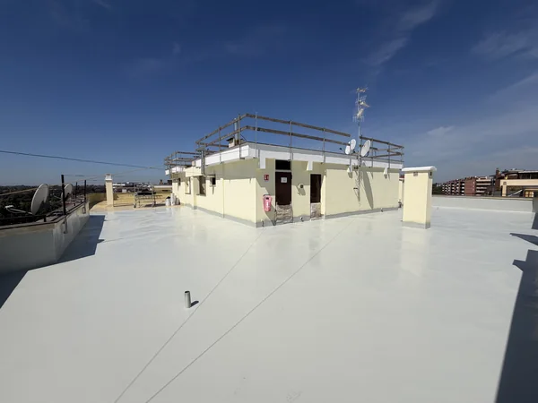 Vista della superficie chiara intorno ai locali tecnici, con risvolti perimetrali e comignoli.