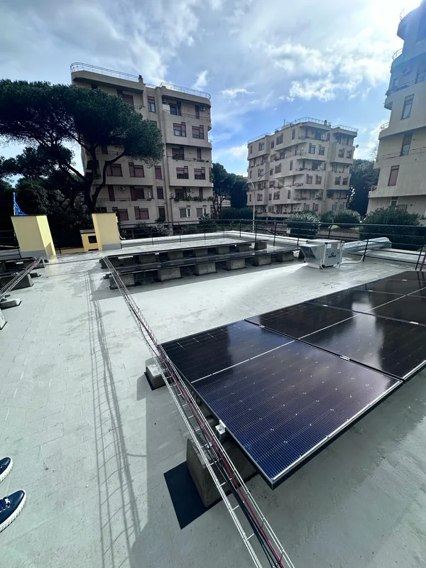 Copertura rivestita con pannelli fotovoltaici, basamenti, canaline e impianti tecnici.