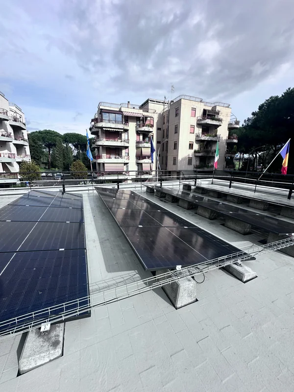 Vista dei pannelli fotovoltaici e del rivestimento della copertura, con raccordi e canaline.