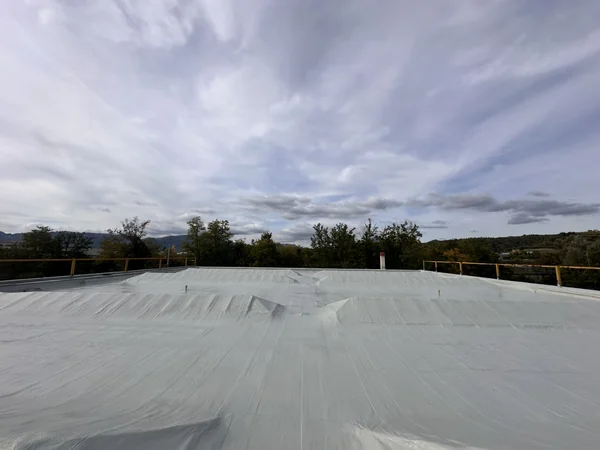 Panoramica della superficie chiara della copertura e dei suoi cambi di pendenza.