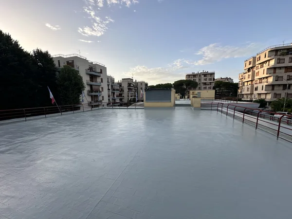 Vista della copertura piana rivestita, con ringhiere e volumi dei locali tecnici.