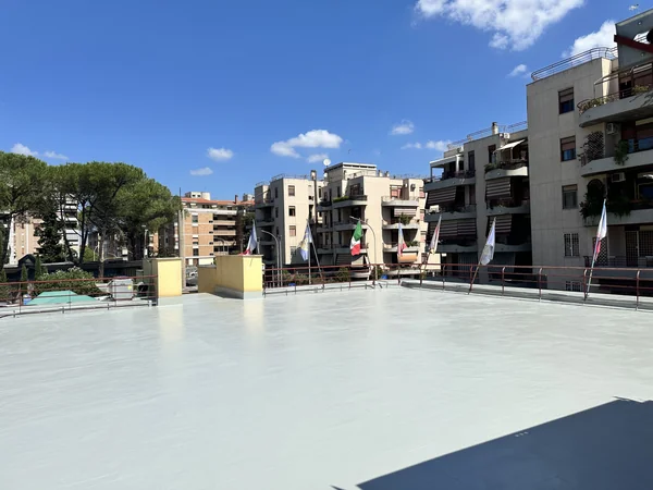 Copertura piana rivestita con ringhiere perimetrali, antenne e locali tecnici.