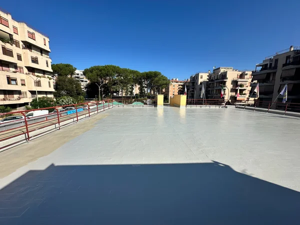 Panoramica della copertura rivestita con zone al sole e in ombra.