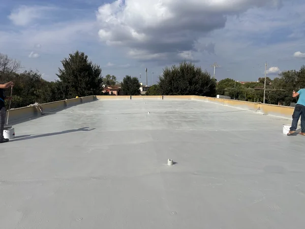 Copertura con rivestimento grigio, risvolti perimetrali e piccoli elementi emergenti.