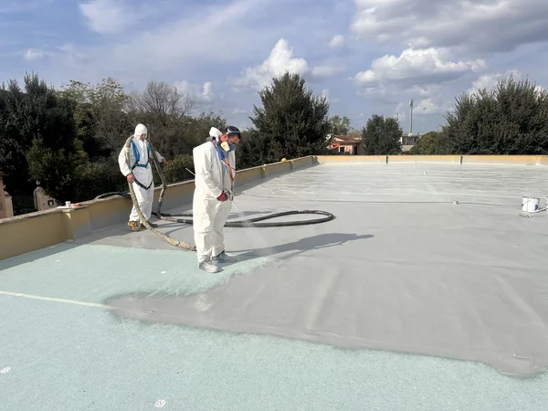 Vista della copertura durante una fase del rivestimento della superficie e dei raccordi.