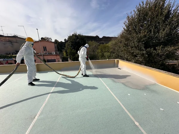 Applicazione a spruzzo sulla superficie di copertura e sui raccordi perimetrali.