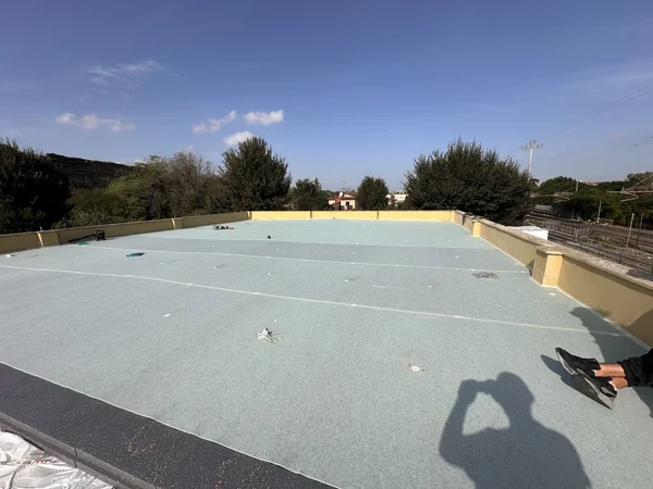 Vista della copertura con pannelli, giunti e dettagli emergenti prima del rivestimento finale.