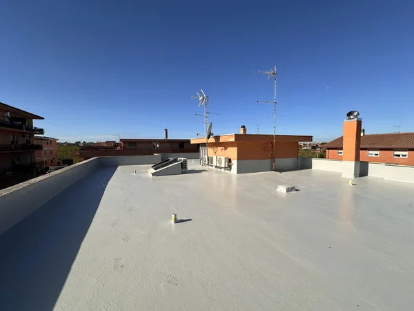Superficie rivestita della copertura con raccordi perimetrali, antenne ed elementi emergenti.