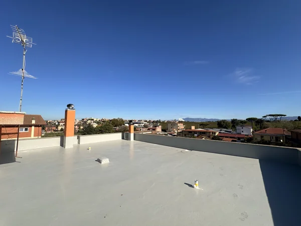 Vista della copertura rivestita, con comignoli, tubazioni emergenti e raccordi lungo le pareti.