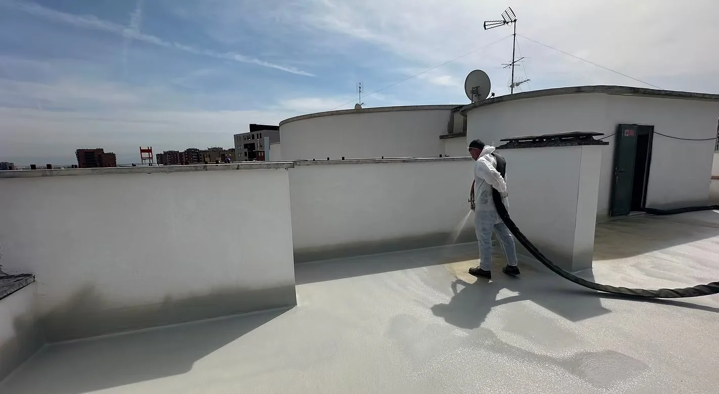 Applicazione del rivestimento sulla copertura e sui risvolti perimetrali. Fotografia pubblicata da Polyisoroma.