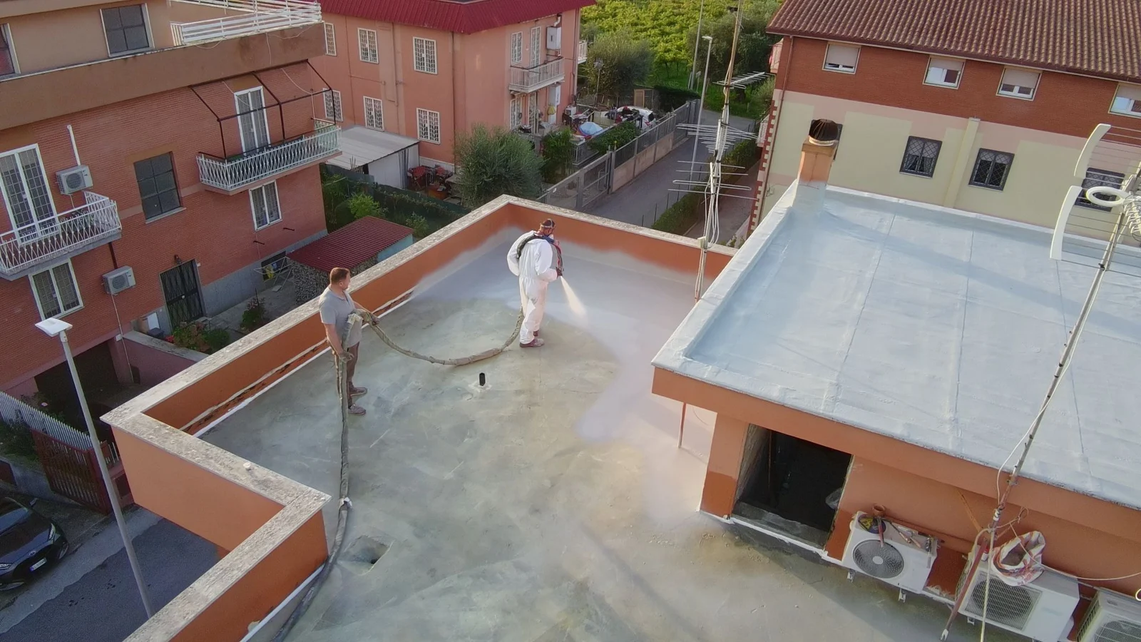 Una fase di applicazione a spruzzo su terrazzo e copertura. Vista aerea dalla galleria aziendale.